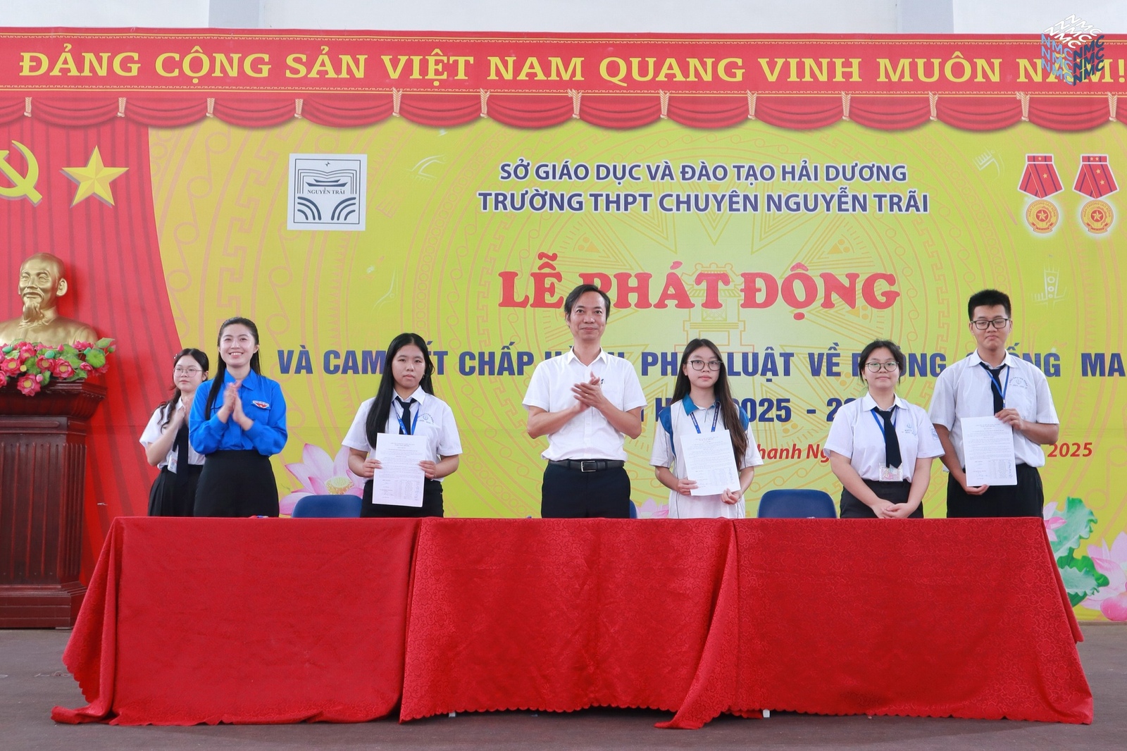 Tuổi trẻ Chuyên Nguyễn Trãi nói không với ma túy: Phát động và ký cam kết năm học 2025–2026